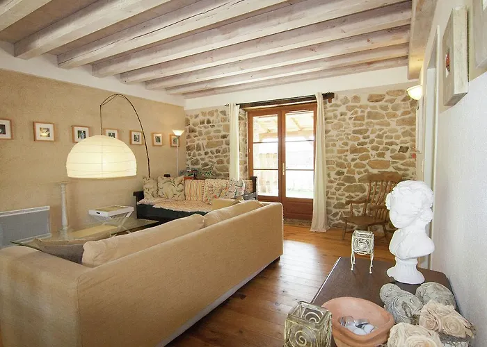 Сasa de vacaciones In France With Covered Terrace Roussines