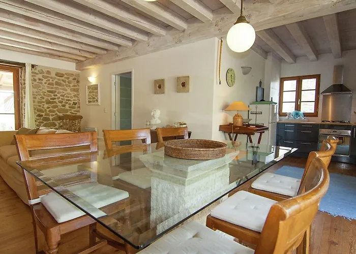 In France With Covered Terrace Сasa de vacaciones Roussines