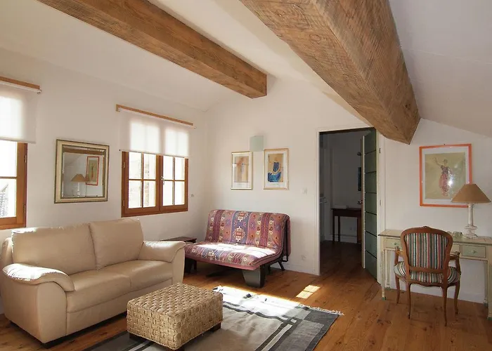 In France With Covered Terrace Сasa de vacaciones Roussines