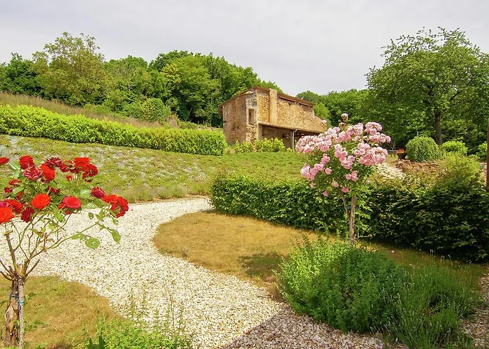 Сasa de vacaciones In France With Covered Terrace Roussines